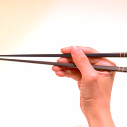 【木製】カチッとしたレディ箸：縞黒檀ライン 1枚目の画像