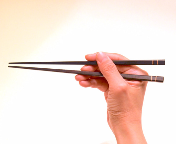 【木製】カチッとしたレディ箸：縞黒檀ライン 1枚目の画像