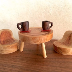 【木製】ひのきのミニチュア２人用：テーブル & ソファ & コーヒーカップ 1枚目の画像