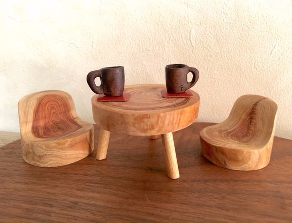 【木製】ひのきのミニチュア２人用：テーブル & ソファ & コーヒーカップ 1枚目の画像