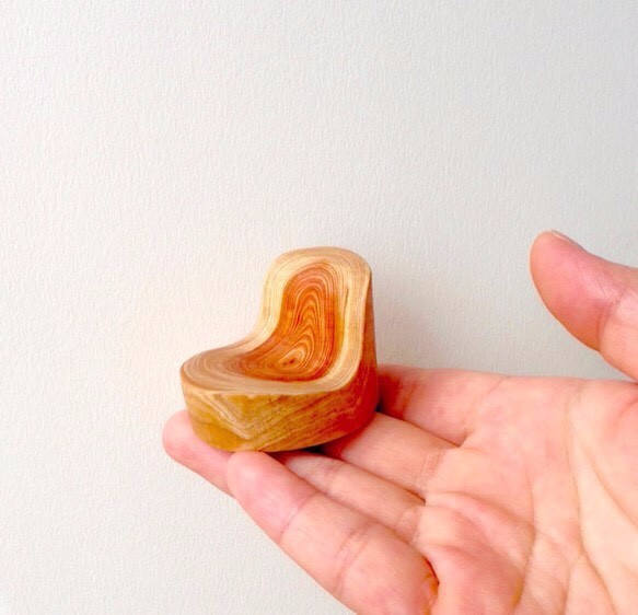 【木製】ひのきのミニチュア２人用：テーブル & ソファ & コーヒーカップ 3枚目の画像