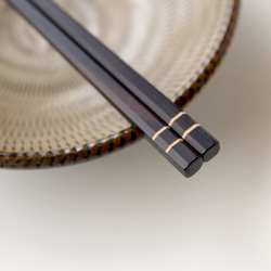 【木製】カチッとした夫婦箸：赤と黒 2枚目の画像