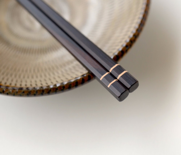 【木製】カチッとした夫婦箸：赤と黒 2枚目の画像