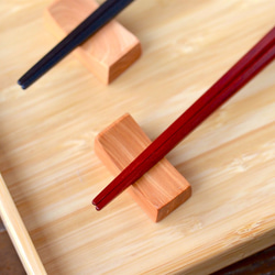 【木製】カチッとした夫婦箸：赤と黒 3枚目の画像