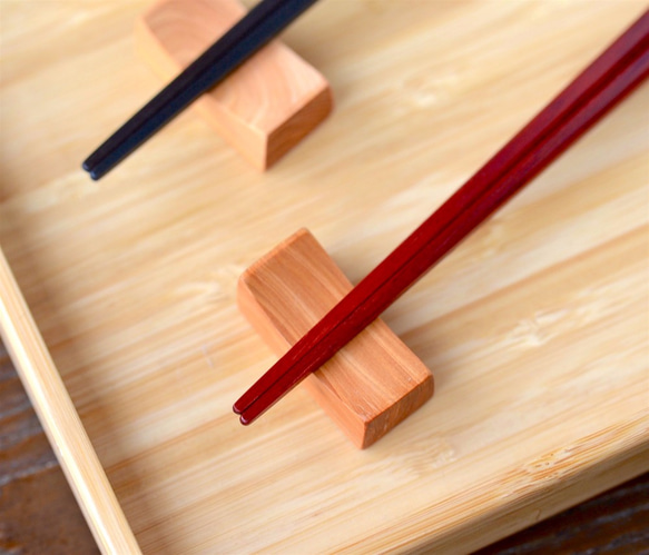 【木製】カチッとした夫婦箸：赤と黒 3枚目の画像