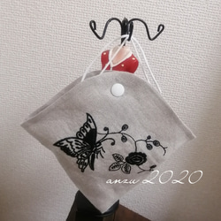 リネン　蝶とバラ刺繍入り　マスク＆ケース　本麻　秋マスク 4枚目の画像