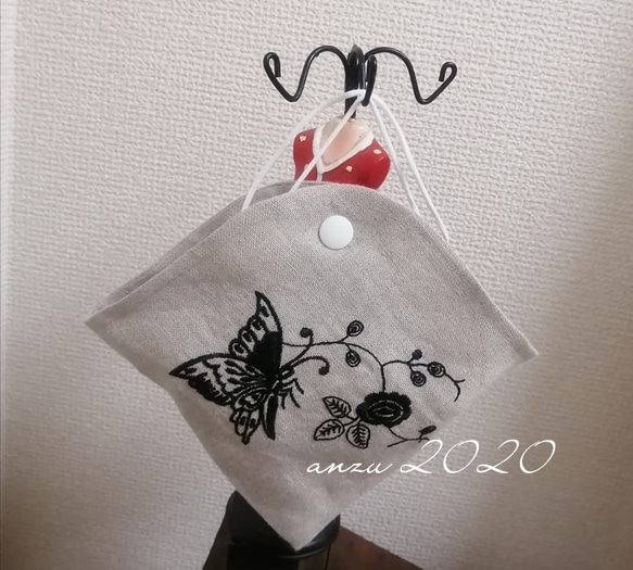 リネン　蝶とバラ刺繍入り　マスク＆ケース　本麻　秋マスク 4枚目の画像