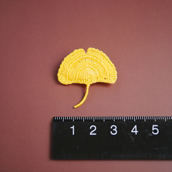 刺繍糸で編んだイチョウのブローチ 6枚目の画像