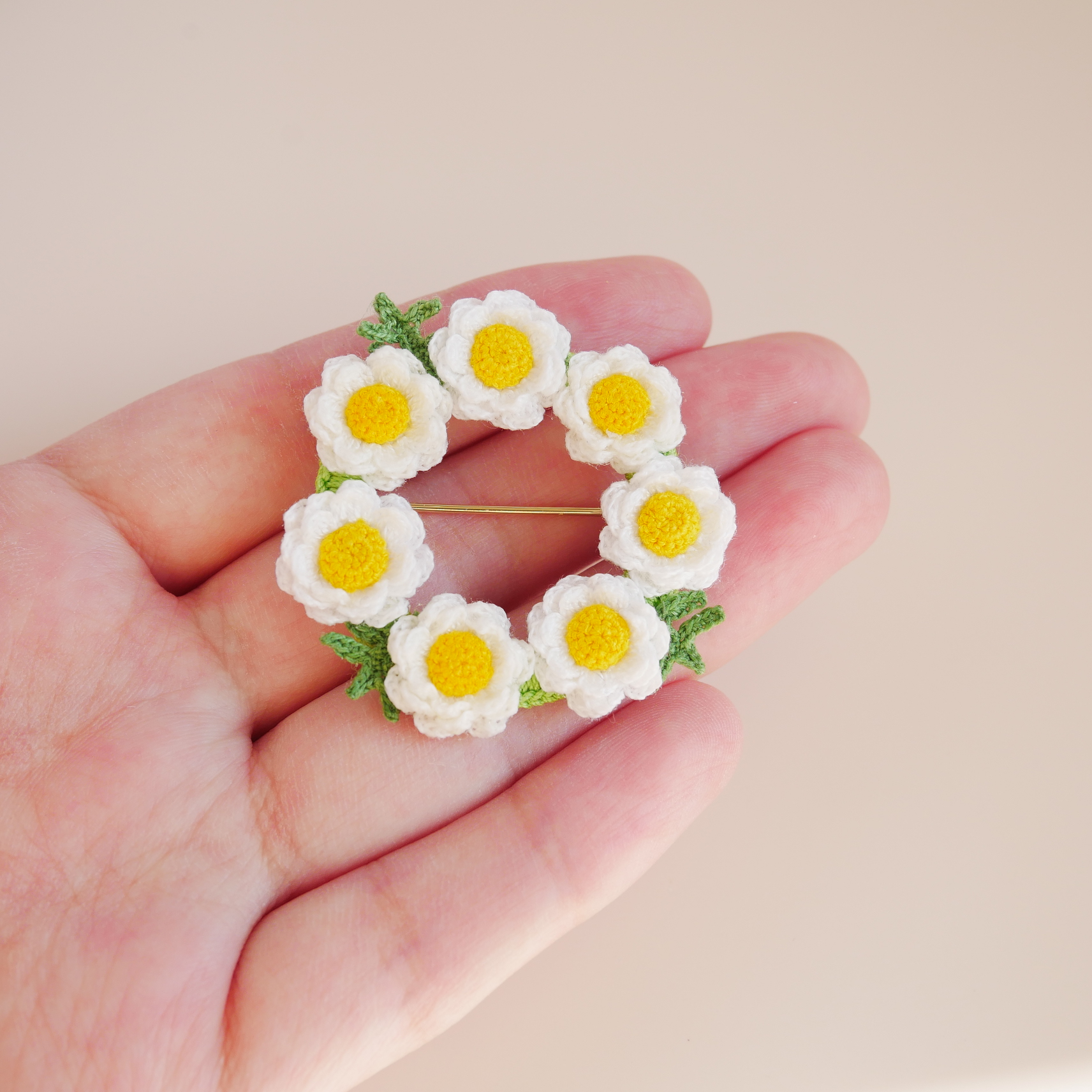 刺繍糸で編んだ小さな花かんざしのリースブローチ 4,260円
