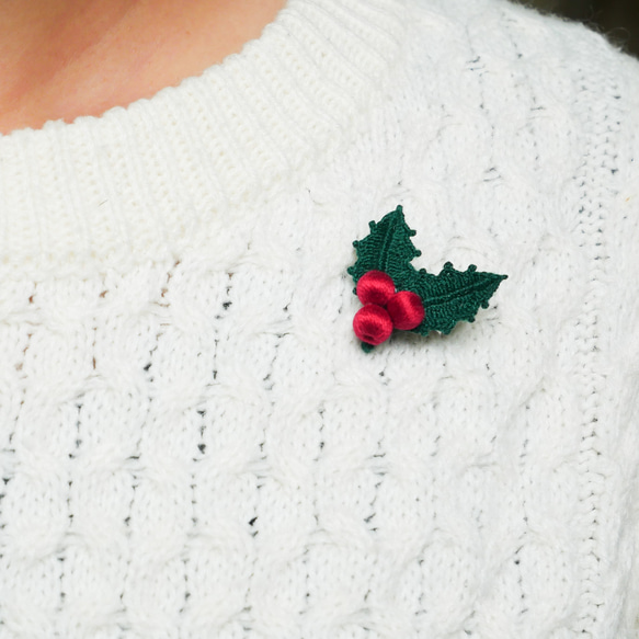【クリスマス限定：12月13日まで】刺繍糸で編んだヒイラギのブローチ　(レース編み/クリスマス/冬/プレゼント) 1枚目の画像