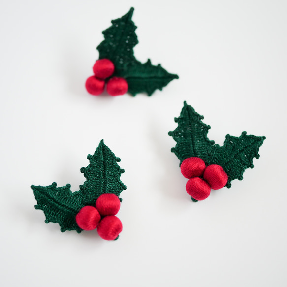 【クリスマス限定：12月13日まで】刺繍糸で編んだヒイラギのブローチ　(レース編み/クリスマス/冬/プレゼント) 5枚目の画像