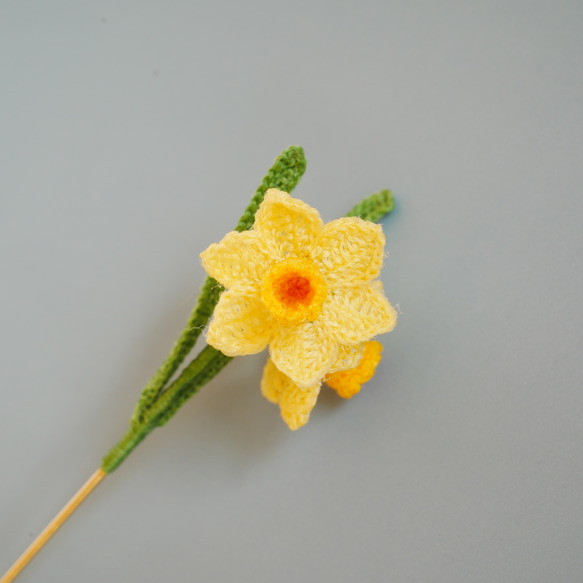 黄色の水仙のピンブローチ(受注制作、お花モチーフ、ハットピン、四季折々) 1枚目の画像