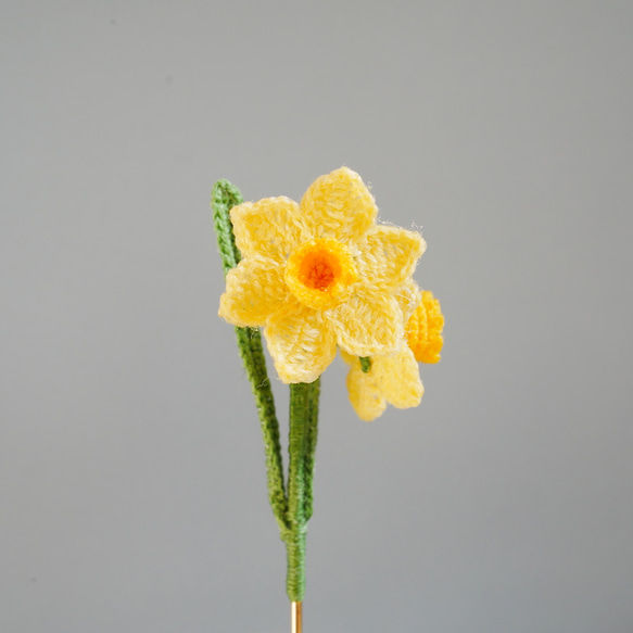 黄色の水仙のピンブローチ(受注制作、お花モチーフ、ハットピン、四季折々) 2枚目の画像