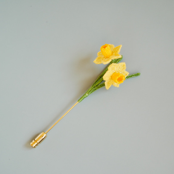 黄色の水仙のピンブローチ(受注制作、お花モチーフ、ハットピン、四季折々) 3枚目の画像