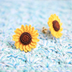 刺繍糸で編んだひまわりピアス/イヤリング ピアス（スタッド・一