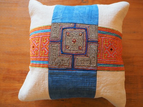 モン族衣装＋オーガニックヘンプクッションカバー約38cm×38㎝【日本製のヌードクッション付き】