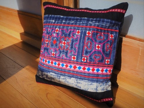 【送料無料】モン族衣装＋オーガニックヘンプクッションカバー約38cm×38㎝【日本製のヌードクッション付き】