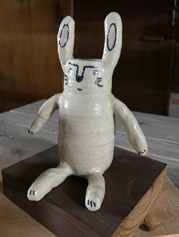 ウサギさんの花入れ　陶器　花器 3枚目の画像