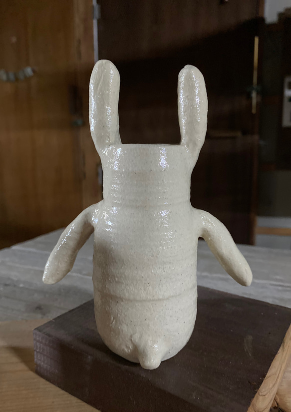 ウサギさんの花入れ　陶器　花器 4枚目の画像