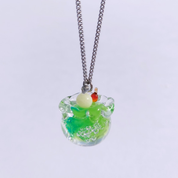 金魚鉢クリームソーダのネックレス【Glass necklace】 3枚目の画像