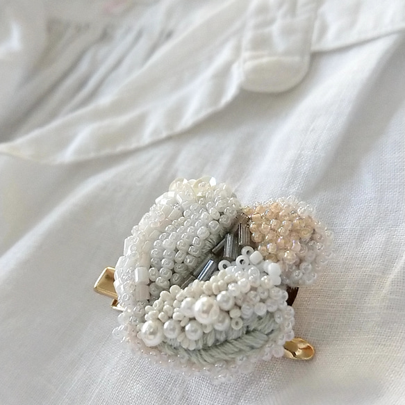 flower collection】white Magnolia～白木蓮 ビーズ刺繍ブローチ 2way 