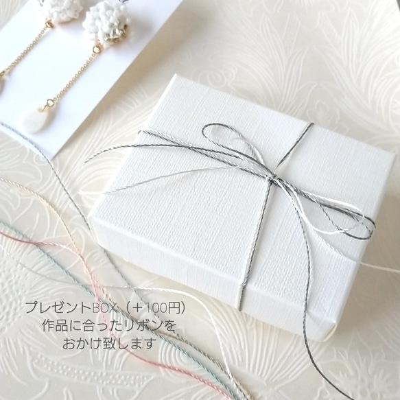 【大人上品シックカラー】ボタニカル刺繍×揺れるgoldリーフ ［ラピスラズリ］大ぶりなピアス/イヤリング　 10枚目の画像