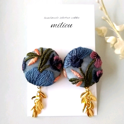 【大人上品シックカラー】ボタニカル刺繍×揺れるgoldリーフ ［ラピスラズリ］大ぶりなピアス/イヤリング　 1枚目の画像