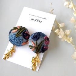 【大人上品シックカラー】ボタニカル刺繍×揺れるgoldリーフ ［ラピスラズリ］大ぶりなピアス/イヤリング　 2枚目の画像