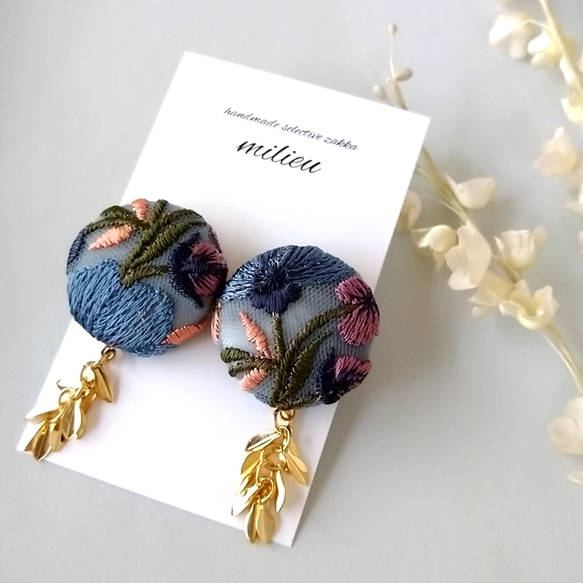 【大人上品シックカラー】ボタニカル刺繍×揺れるgoldリーフ ［ラピスラズリ］大ぶりなピアス/イヤリング　 2枚目の画像