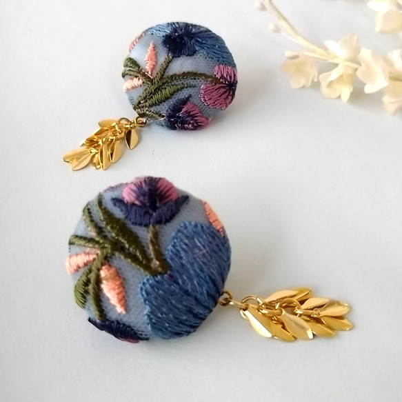 【大人上品シックカラー】ボタニカル刺繍×揺れるgoldリーフ ［ラピスラズリ］大ぶりなピアス/イヤリング　 3枚目の画像
