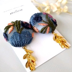 【大人上品シックカラー】ボタニカル刺繍×揺れるgoldリーフ ［ラピスラズリ］大ぶりなピアス/イヤリング　 4枚目の画像
