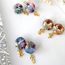 【大人上品シックカラー】ボタニカル刺繍×揺れるgoldリーフ ［ラピスラズリ］大ぶりなピアス/イヤリング　 5枚目の画像