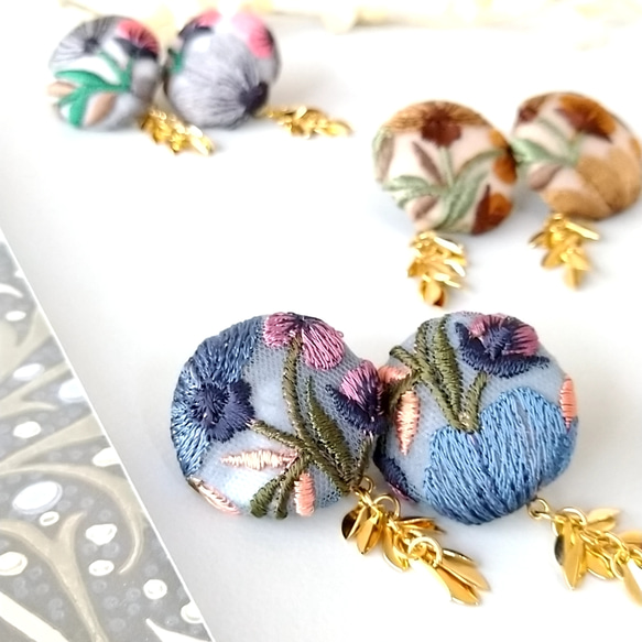 【大人上品シックカラー】ボタニカル刺繍×揺れるgoldリーフ ［ラピスラズリ］大ぶりなピアス/イヤリング　 6枚目の画像