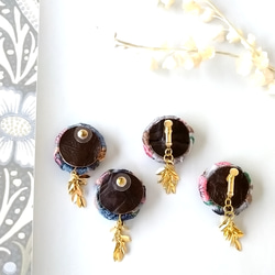 【大人上品シックカラー】ボタニカル刺繍×揺れるgoldリーフ ［ラピスラズリ］大ぶりなピアス/イヤリング　 7枚目の画像