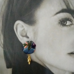 【大人上品シックカラー】ボタニカル刺繍×揺れるgoldリーフ ［ラピスラズリ］大ぶりなピアス/イヤリング　 8枚目の画像