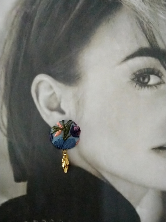 【大人上品シックカラー】ボタニカル刺繍×揺れるgoldリーフ ［ラピスラズリ］大ぶりなピアス/イヤリング　 8枚目の画像