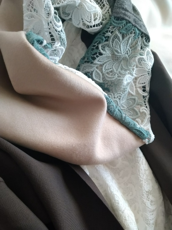 【贅沢カシミヤ】最高級のとろける肌触り　　グレージュカシミヤ✕アンティークグリーンコード刺繍 4枚目の画像