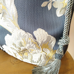 【長財布が入る♪】刺繍ボタニカル柄　ブルーグレーのタッセル付巾着レザーハンドバッグ 2枚目の画像