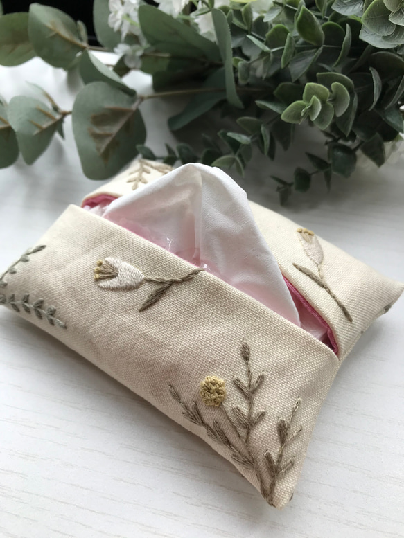 ▪︎送料無料▪︎刺繍のポケットティッシュケース（白地草花） その他