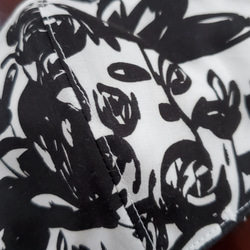黒白お花柄立体マスク 2枚目の画像