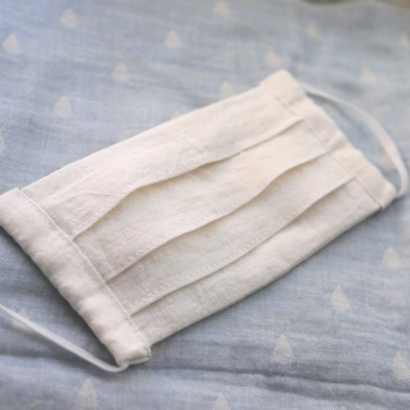 【ふつうサイズ】職人が洗いこんだベルギーリネン　プリーツ布マスク　オフホワイト　ポケット付き 3枚目の画像