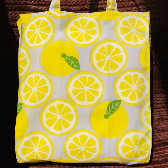 爽やかレモン柄の折りたたみエコバッグ　トートバック型　ナイロン製　お買い物　サブバッグ 1枚目の画像