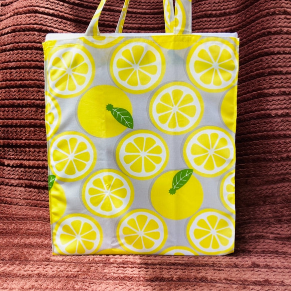 爽やかレモン柄の折りたたみエコバッグ　トートバック型　ナイロン製　お買い物　サブバッグ 2枚目の画像