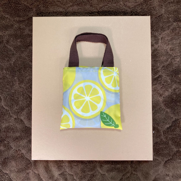 爽やかレモン柄の折りたたみエコバッグ　トートバック型　ナイロン製　お買い物　サブバッグ 8枚目の画像