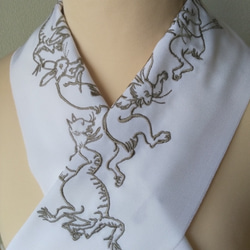 刺繍半衿　鳥獣戯画（蛙 兎 狐）　グレージュ 1枚目の画像