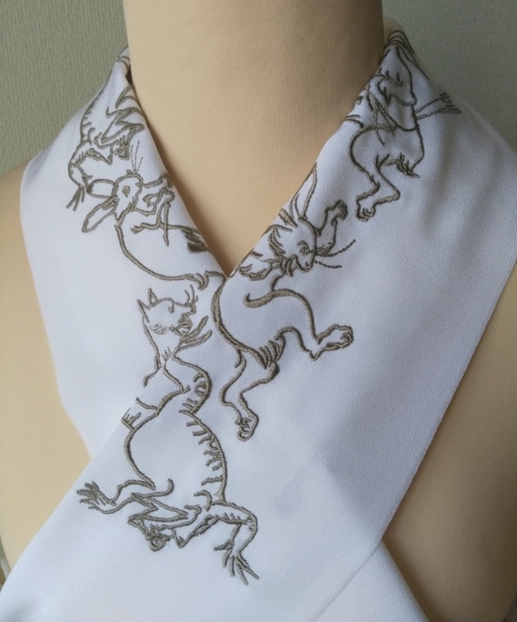 刺繍半衿　鳥獣戯画（蛙 兎 狐）　グレージュ 1枚目の画像