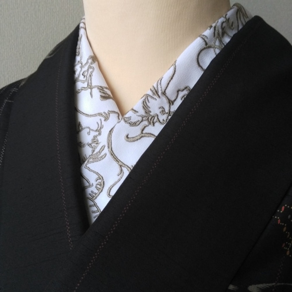 刺繍半衿　鳥獣戯画（蛙 兎 狐）　グレージュ 2枚目の画像