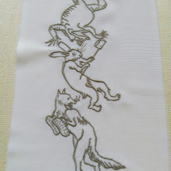 刺繍半衿　鳥獣戯画（蛙 兎 狐）　グレージュ 3枚目の画像