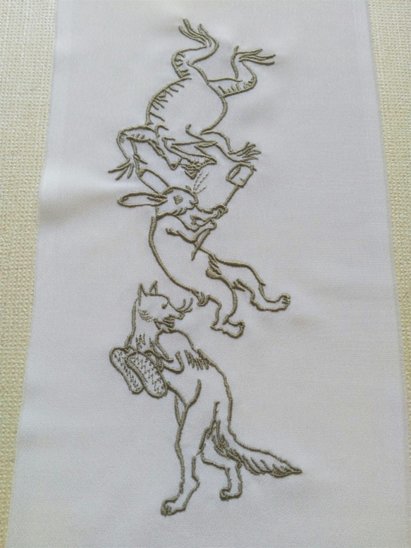 刺繍半衿　鳥獣戯画（蛙 兎 狐）　グレージュ 3枚目の画像