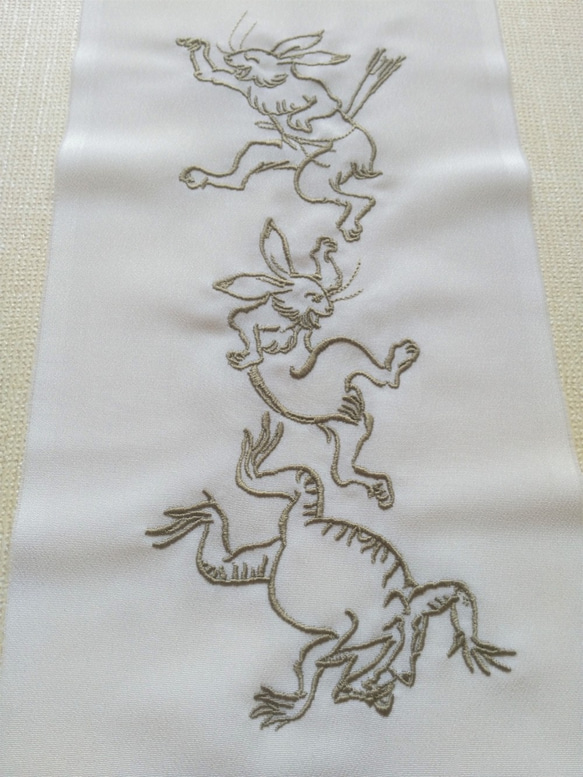 刺繍半衿　鳥獣戯画（蛙 兎 狐）　グレージュ 4枚目の画像